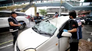 terjatuh atas bumbung kereta