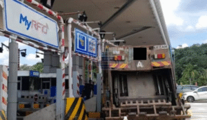 lori sampah rempuh tembok konkrit plaza tol