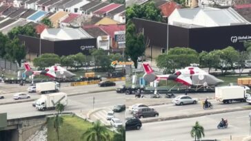 lori treler bawa muatan helikopter