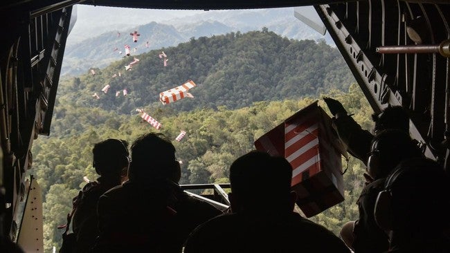 tni au kirim bantuan makanan menggunakan heli box 1764722014289 169