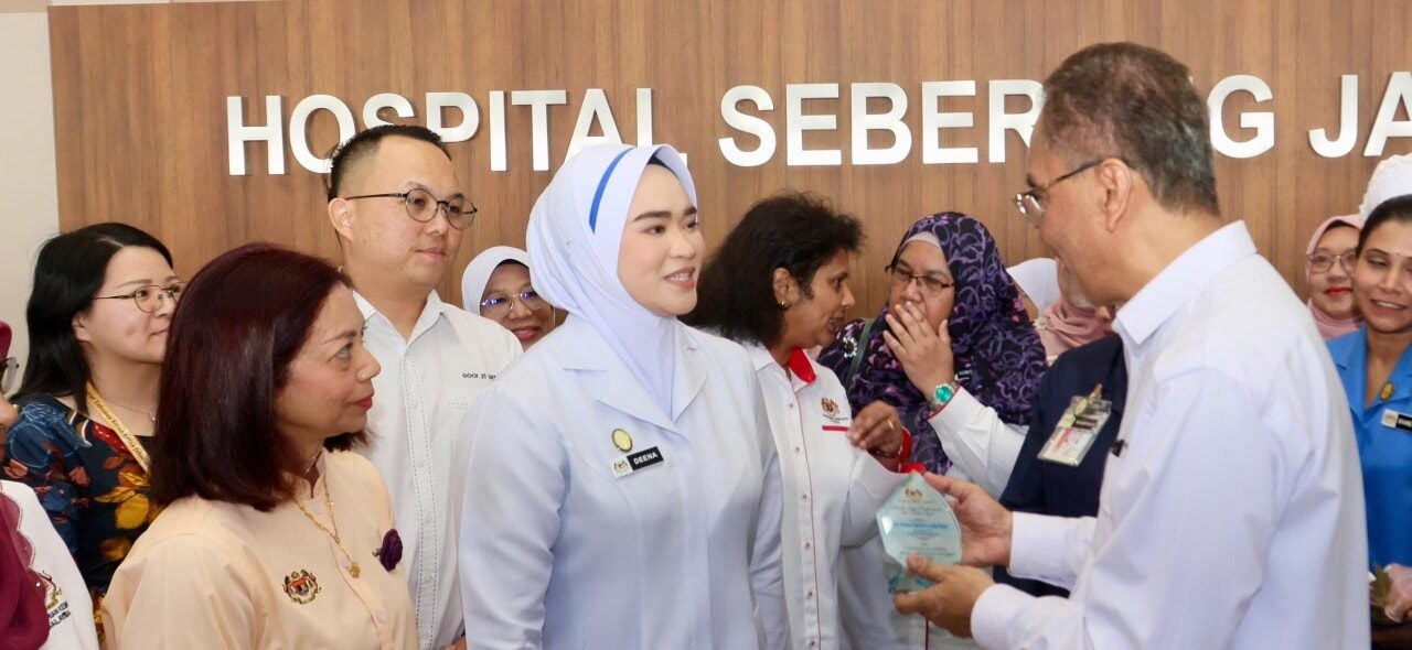 “Nilai ihsan lebih mahal dari anugerah” – Jururawat Tular Suap Pesakit Makan Terima Penghargaan Menteri Kesihatan