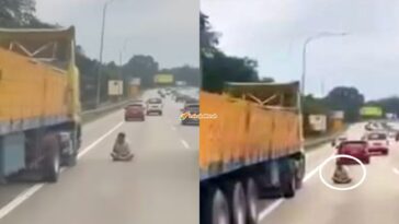 Duduk Bersila Atas Jalan Raya
