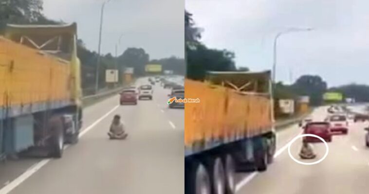 Duduk Bersila Atas Jalan Raya