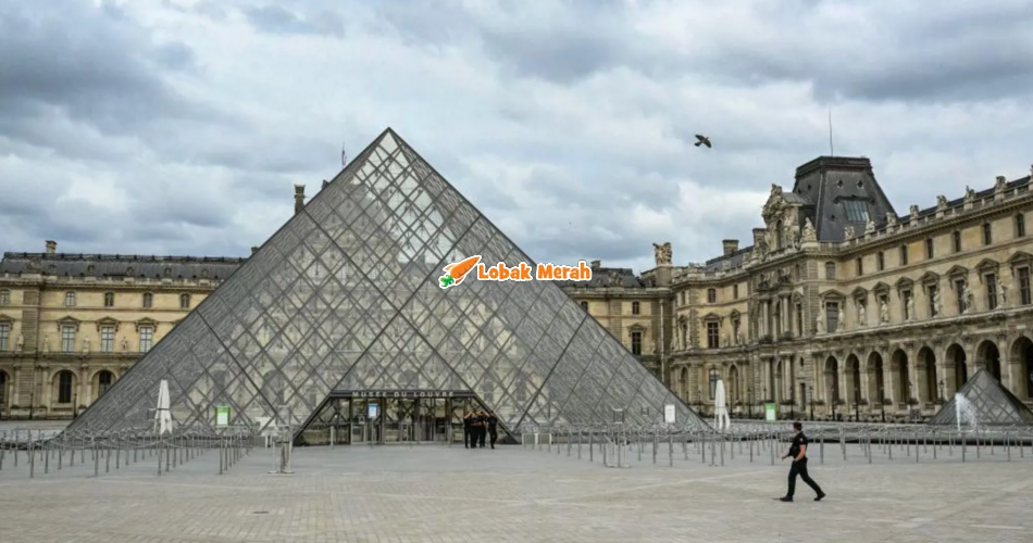 Lukisan Abad Ke-19 Rosak Akibat Kebocoran Air Di Muzium Louvre