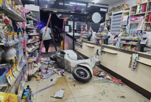 Terlanggar Pintu Kaca Kedai