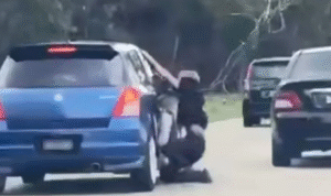 Berpaut Pada Kereta Sedang Bergerak