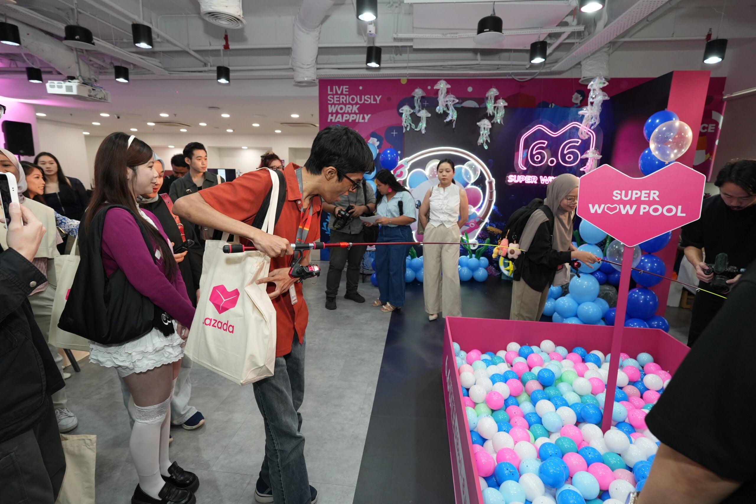 4. Guests At Lazada Malaysias 6.6 Super Wow Sale Launch Event Trying Out The On Site Activations Including The Super Wow Pool Experiential Zone Scaled