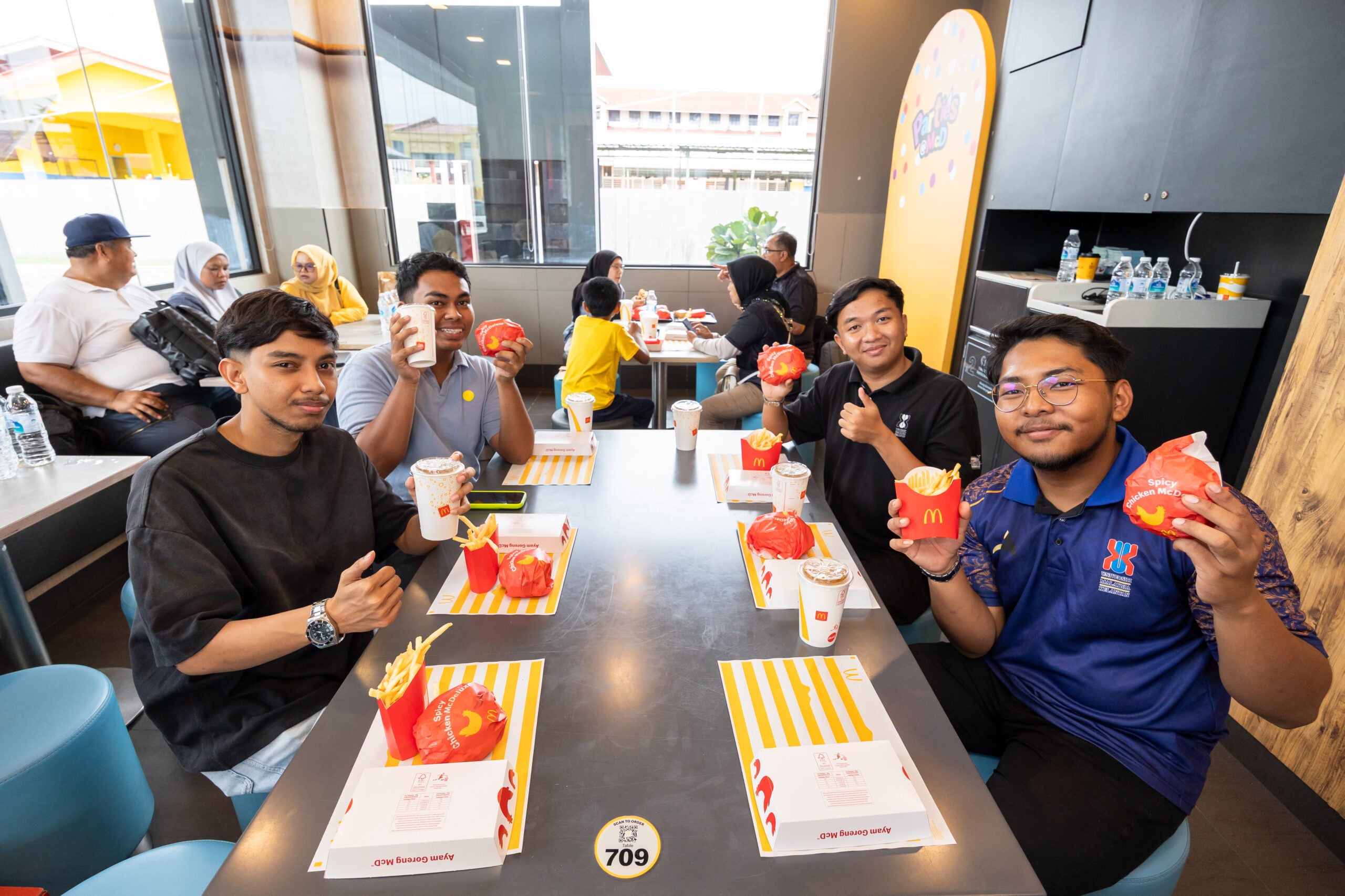 Sebahagian Mahasiswa Umk Turut Hadir Dan Diraikan Sempena Majlis Penyerahan Zakat Korporat Mcdonalds Malaysia Yang Berlangsung Di Mcdonalds Pandu Lalu Pengkalan Chepa Scaled